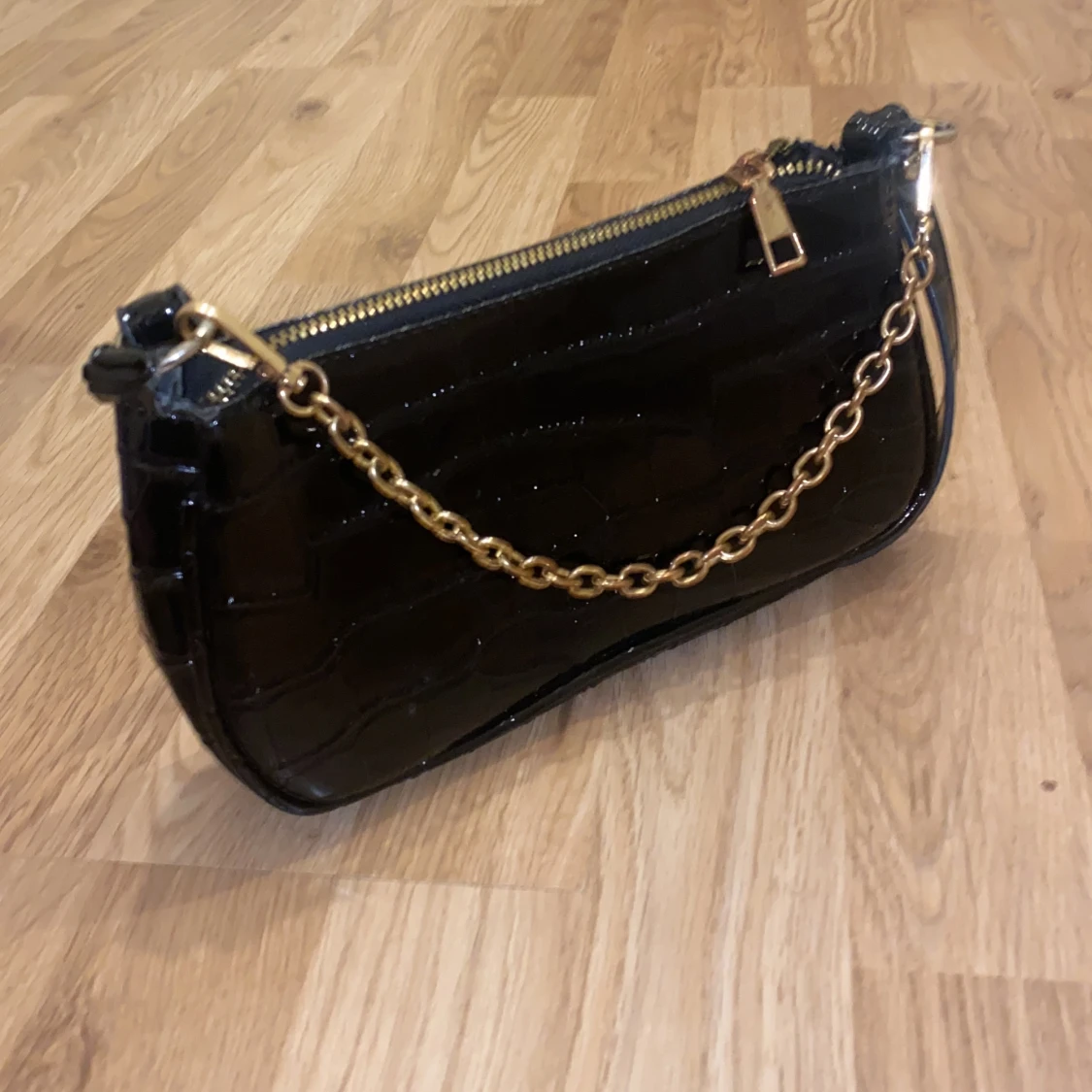 Svart axelväska med kedjedetalj - 1