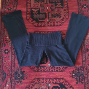 Marinblått set - Säljer ett marinblått mysset. En croppad kofta med dragkedja och ribbad nederkant. Den har långa ärmar och en praktisk huva. Plus ett par yogapants liknande. Perfekt för en avslappnad stil. Hör av dig vid intresse!