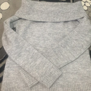 Grå stickad polotröja från Gina Tricot - Säljer denna kosiga Gina tröjan.den är aldrig använd bara testad.köpt för 300