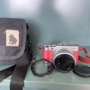 Fujifilm - En fin knappt använd Fujifilm kamera. Modell på kameran är X-A5. Köptes för runt 7000kr men säljer nu för 6.500kr. Det finns bluetooth så går snabbt och smidigt att överföra bilderna från kamera till mobilen med Fujifilm appen. Väska, laddare och kameraskydd ingår! 