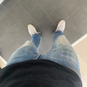 Blå jeans från Lee - Säljer ett par feta jeans från Lee med en straight passform och en snygg tvätt! Jeansen har tecken på användning men har varit väl omhändertagna! Personen på bilden är 180 cm lång o väger 74 kg. Skriv vid frågor! 