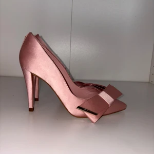 Rosa Ted Baker pumps - Rosa högklackade skor, klack höjd ca 7-8cm