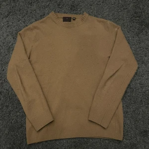 Oscar Jacobsson - Hej, säljer min Kashmir tröja då den blivit för liten, tröjan är strl S men har krympt i tvätten och passar därför ca xxs/xs! Hör av er om ni har några frågor eller funderingar🤗