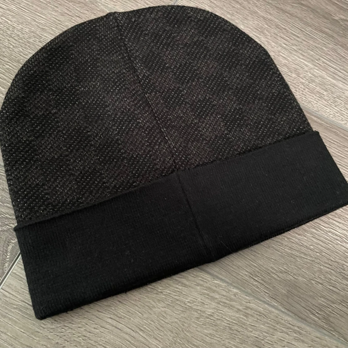 Svart mössa med diskreta rutor - 1