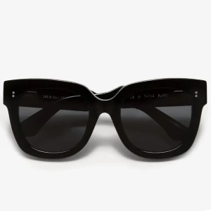 Svarta solglasögon från CHIMI - Snygga svarta solglasögon från Chimi med en klassisk fyrkantig design. De har en solid svart färg och kommer med ett praktiskt fodral för förvaring. Perfekta för att ge en stilren touch till din outfit.