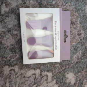 Lila silikonapplikatorer för ansiktsmask - Set med tre lila silikonapplikatorer för ansiktsmask. Perfekta för att applicera ansiktsmasker jämnt och hygieniskt. Kommer i en praktisk förpackning.