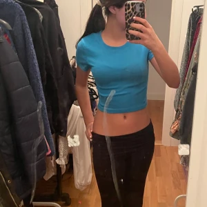 Blå croppad t-shirt - Säljer en snygg blå croppad t-shirt med korta ärmar. Perfekt för sommardagar eller som ett lager under en jacka. Enkel och stilren design som passar till det mesta. Hör av dig vid intresse! 💙