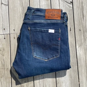 Nya Replay anbass jeans  - Helt nya Replay jeans! Börja följ för jag har över 100 par helt nya Replay jeans som ligger uppe! Tyvärr kan jag inte skicka bild när jag själv bär plagget då jag för det första ofta inte kan ha storlekarna jag säljer och för det andra skulle det bli alldeles för mycket jobb när jag säljer så mycket, så jag rekommenderar att man kikar måtten i beskrivningen heller googlar på modellnamnet för att se passformen :) (5) jeansen har tyvärr fått en skada under frakt som syns på bild 5 och därav priset