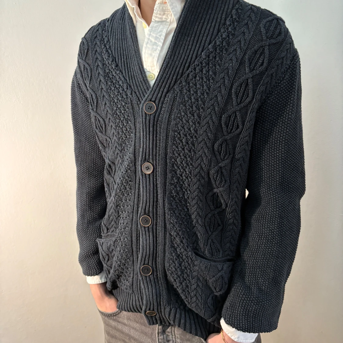 Mörkblå kofta med knappar