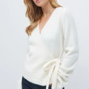 Beige omlott tröja - Söt omlott tröja från Gina Tricot i ullblandning. Tröjan har långa ärmar och ett knytband i sidan för en snygg passform.💗