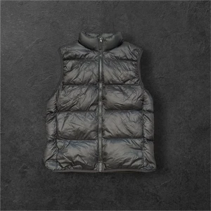 Svart dunväst från Uniqlo - Säljer en stilren och lätt svart dunväst från Uniqlo. Västen har en dragkedja framtill och är perfekt för lager-på-lager under kyliga dagar. Den är designad för att vara ultralätt och bekväm.