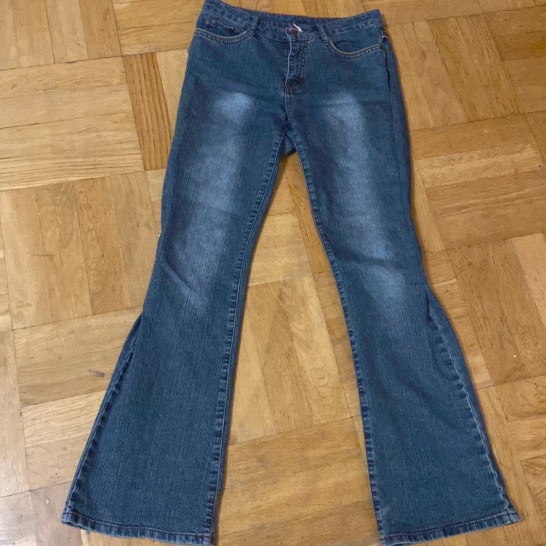Blå bootcut jeans låg midja