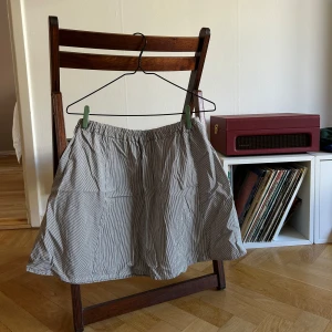 Randig kjol från Filippa K - Snygg randig kjol från Filippa K i svart och vit. Kjolen har en elastisk midja för en bekväm passform. Perfekt för en stilren look.