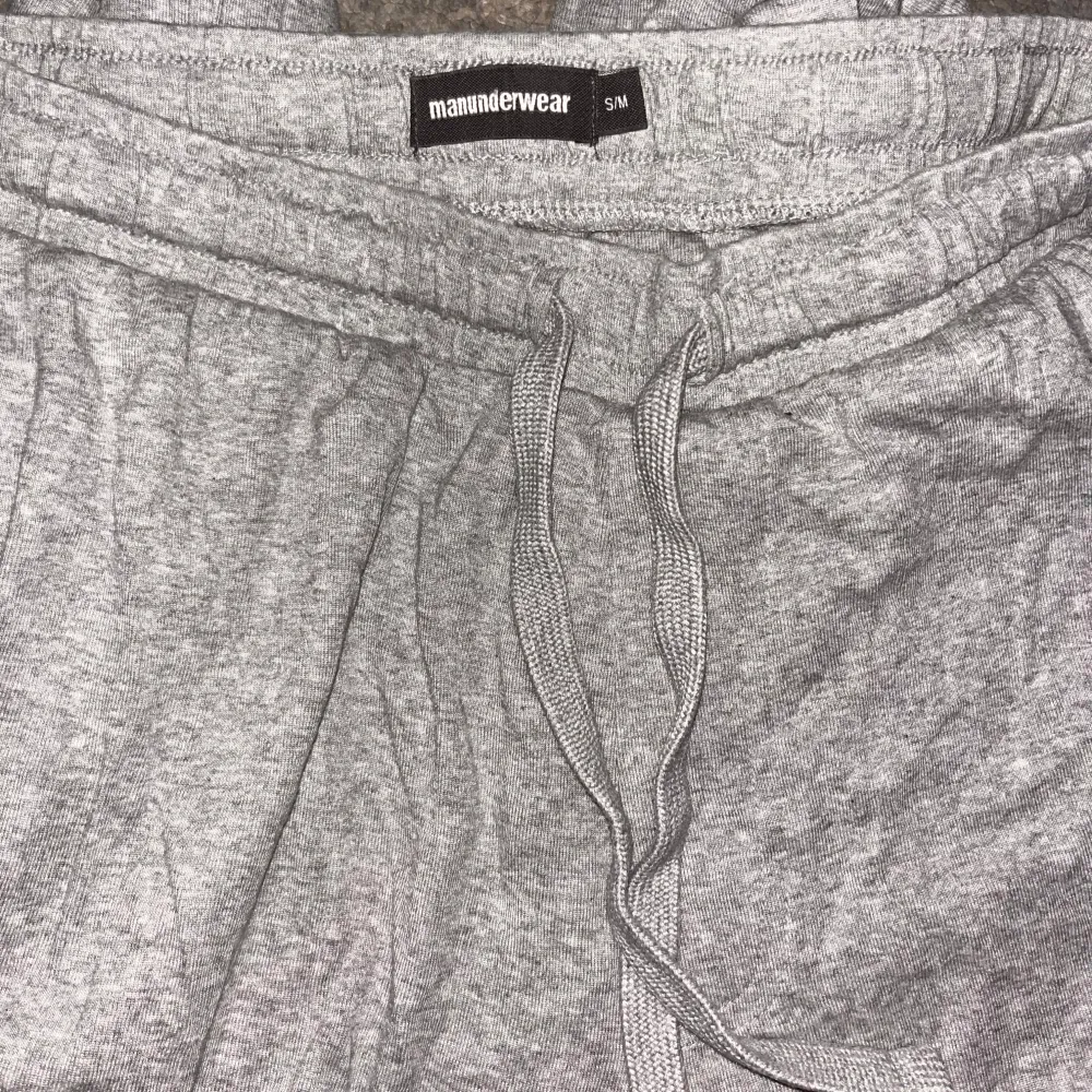 Säljer ett par supermjuka grå mjukisbyxor från Manunderwear i storlek S/M. De har en grym passform med snörning i midjan, så du kan justera dem precis som du vill. Perfekta för en chill dag hemma, funkar både som sovkläder eller bara för att mysa runt i. Funkar för bägge tjej och killar. Är tvättade och i bra skick! Har du några frågor, tveka inte att höra av dig! 💖. Farkut & Housut.