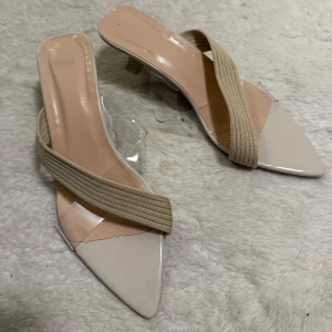 Beige och transparenta klackskor - Aldrig använda