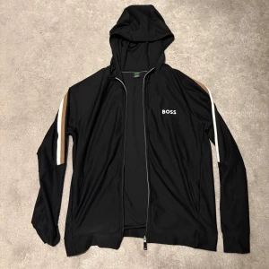 Hugo Boss zip-hoodie - Säljer nu denna Hugo Boss Hoodie, dragkedjan är lite trög. Storlek M. Skriv vid fundering/fråga!
