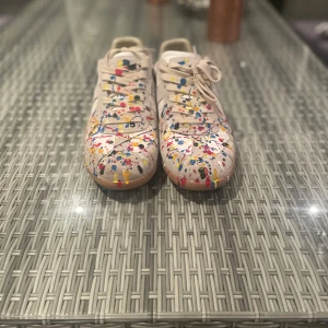 Maison margiela gats paintsplatter - Maison margiela paintsplatter, skick 8-9/10 säljes för är i mer behov av pengar då de knappt kommer till användning! Hör av er för mer bilder eller frågor!