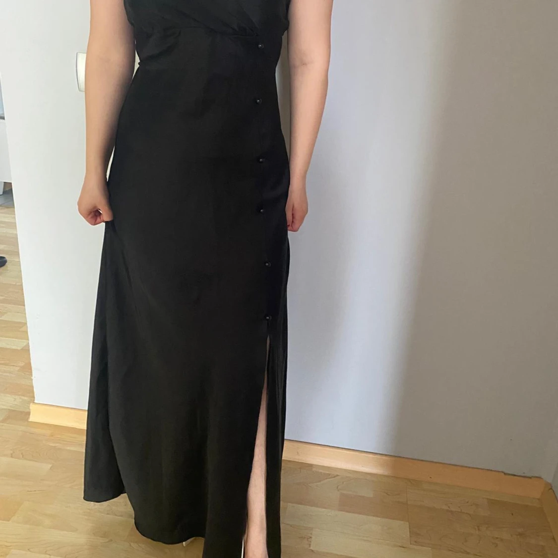 Svart långklänning med knappar - 1