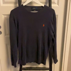Mörkblå tröja från Polo Ralph Lauren - Säljer en mörkblå tröja från Polo Ralph Lauren i slim fit. Tröjan är tillverkad av mjuk pima bomull. Perfekt för en snygg och stilren look. Tröjan är använd men i bra skick! En perfekt tröja för en fin sommarkväll! 
