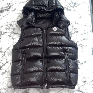 Moncler väst - Riktigt fet väst, säljer den då jag precis köpt en moncler cardigan, nästan i nyskick då jag endast hann använda den i 1 vecka, hör av dig vid minsta fundering och kom ihåg att priset inte är skrivet i Sten:)