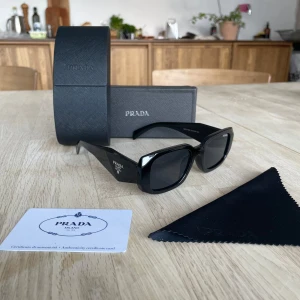 Prada Solglasögon  - Fick dessa som en present för ett litet tag sedan men kände att de inte passade så bra på mig så säljer dom istället. Jätte fina och helt oanvända utan bara testade. Frakta går bra! Om ni har några funderingar så skriv gärna. Mvh