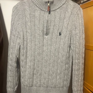  Polo Ralph Lauren - Polo tröjan i jätte bra skick. Storleken är S och passar bra i kroppen. Priset kan diskuteras vid snabbaffär!