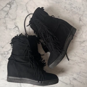 Svarta boots med fransar - Snygga boots/sneakers  med fransar påminner om Isabel Marant Bekett sneaker❤️är i storlek 41 men skulle säga att de är en storlek 40 mer då de är små i storleken❤️säljer för 395  men kan sälja för billigare vid snabb o smidig affär❤️