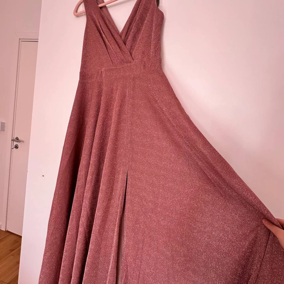 Glittrig rosa långklänning från bubbleroom, helt ny storlek M