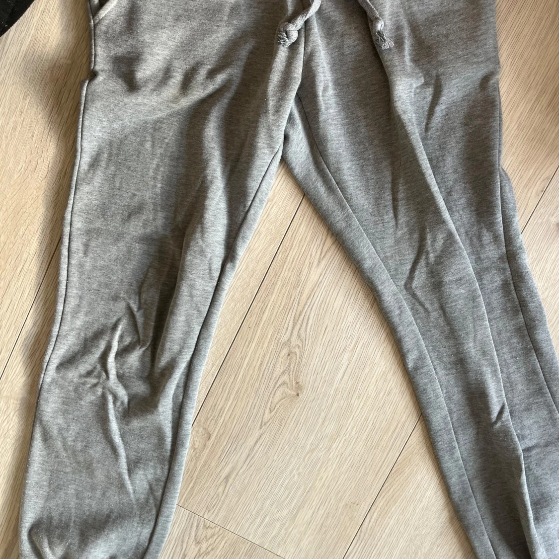 Grå mjukisbyxor från Clique - 1