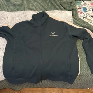 Mörkblå jacka från Move Zlatan - Säljer en mörkblå jacka från Move Zlatan med dragkedja. Köpt på mall of scandinavia i december o har knappt kommit till användning. Lite stor på mig och är själv 185. 