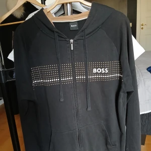 Boss kofta - Säljer min boss kofta då den inte kommer till någon användning, använd max 5 gånger. Inga defekter eller liknande, Tvättas innan köp om det önskas. Nypris 1350kr på Zalando jag säljer den för 700kr, Skriv om du vill ha fler bilder så ordnar jag det🙌