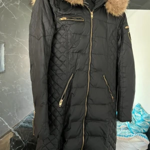 Svart quiltad dunjacka från Rockandblue - Säljer min rock and blue vinterjacka som jag inte använder längre. Har använt den en vinter så den är nästan som ny. Jag hittar inga defekter på jackan. Kan gå ner i pris vid snabb affär. Finns i Malmö om man vill testa den