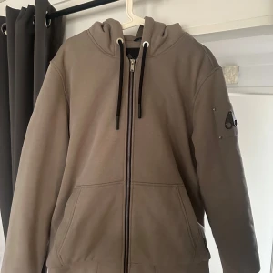 Moose knuckles Classic bunny - Säljer nu min Moose knuckles Classic bunny jacka eftersom använder inte längre. Har inte använt den så mycket. Väldigt fin kofta/jacka håller dig varm när de är lite kyligare ute. Perfekt för sommar kvällar! Finns även en päls som tillkommer!😊 priset kan diskuteras!