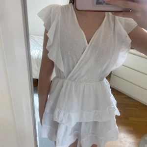 vit student/sommar klänning - Helt ny klänning med lapparna kvar. Sååå fin!! Den är tyvärr lite för kort på mig, jag är 175cm lång. 🌸🌸🩷 Vackra volang detaljer 