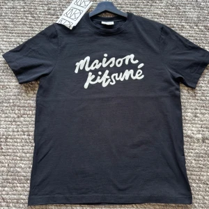 MAISON KITSUNÉ T-SHIRT - Maison Kitsuné T-shirt - Skick 9,8 använd 2 gånger - storlek S sitter som M - Köpt för 1500kr på NK, kvitto medföljer vid köp - deluxecloset