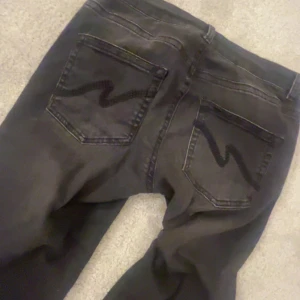  nelly jeans med slitningar - Säljer ett par Stitch Jeans ifrån nelly! i nästan nyskick. Perfekta för en avslappnad stil. 