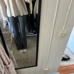 Grå jeans från True Religion😻 - Snygga grå jeans från True Religion med bootcut-stil. De har en klassisk femficksdesign och knappar på bakfickorna. Knappt använda