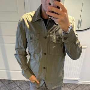 Grön overshirt från Morris - Säljer en stilren grön overshirt från Morris som passar perfekt till våren. Jackan är i mycket bra skicka och aldrig använd.  Den är helt ny utan prislappen och jag skulle säga att den passar både S och M. Nypris är ca 1699kr. Skriv om ni funderar över något och kom gärna med prisförslag!!