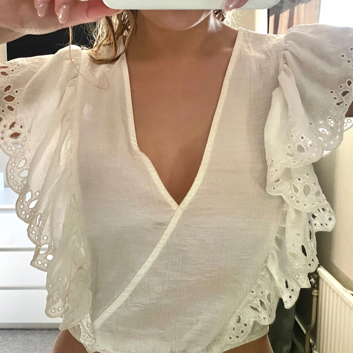 Vit omlottblus med spetsdetaljer
