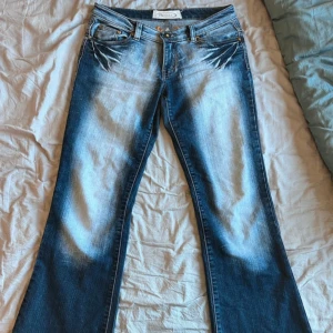 söta y2k jeans med trampstamp!  - supersöta jeans med en snygg wash och tramp stamp i svanken, bootcut! pris kan definitivt diskuteras! ❤️