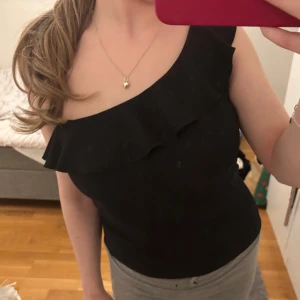 Svart offshoulder topp från Stradivarius -  svart offshoulder topp. Köpt på stradivarius i Kroatien, Split. Prislapp kvar dvs helt oanvänd!😍  