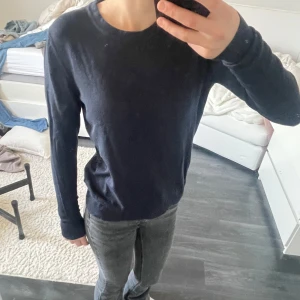 Mörkblå tröja från Basic You - Säljer en mörkblå tröja från Basic You. Den är i storlek s💕