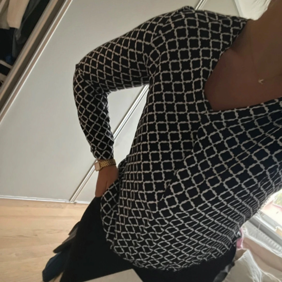 Svartvit mönstrad blus - 2