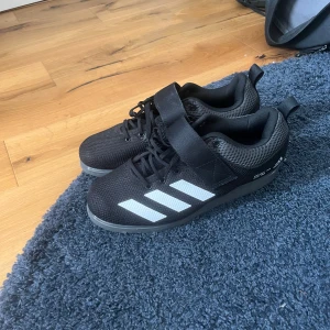 Adidas powerlift 5 - Säljer ett par helt nya adidas powelift 5 som aldrig har används. Säljer dom för att jag skadade mig precis efter att jag köpte dom och nu så har dom blivit för små. Nypris på skorna är 1300.