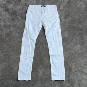 Vita jeans från Replay - Fräscha vita jeans från Replay perfekt till sommarn, kan behöva en liten strykning för att piffa upp dom men inga sorts defekter. Storlek 30 i midja men passar lite större. Pris 399, lägsta pris här på Plick 