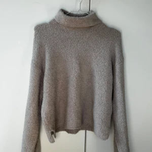 Beige polotröja från BikBok - Mysig beige polotröja från BikBok i storlek M ⭐️. Tröjan har en hög krage och långa ärmar, perfekt för kyliga dagar. Den är tillverkad i ett mjukt material som ger en skön känsla.🤍