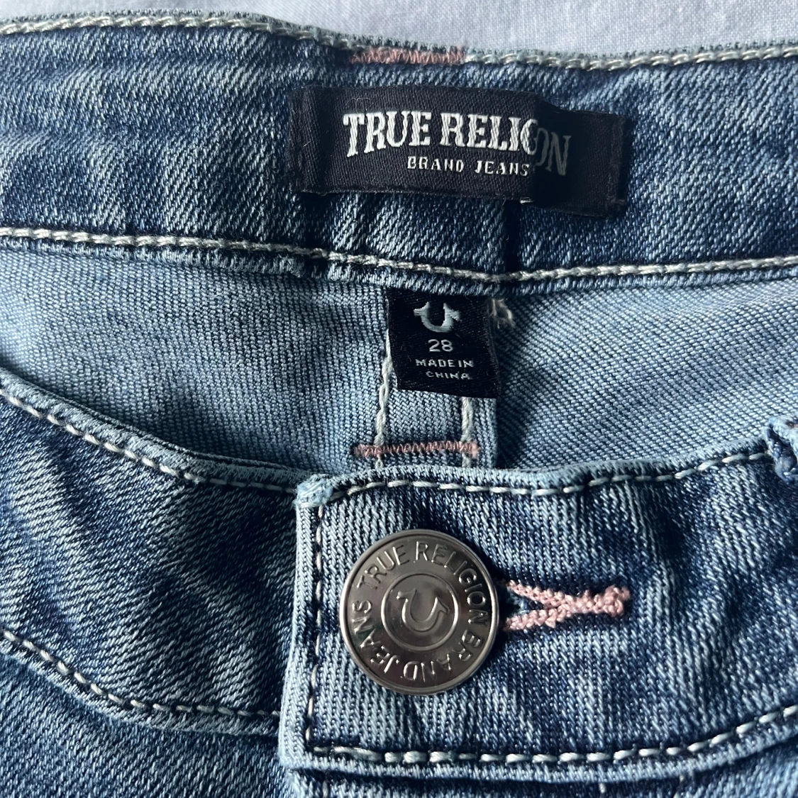 Blå jeans med rosa detaljer från True Religion - 3