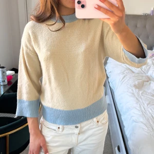 Tröja! - Snygg tröja med blåa detaljer