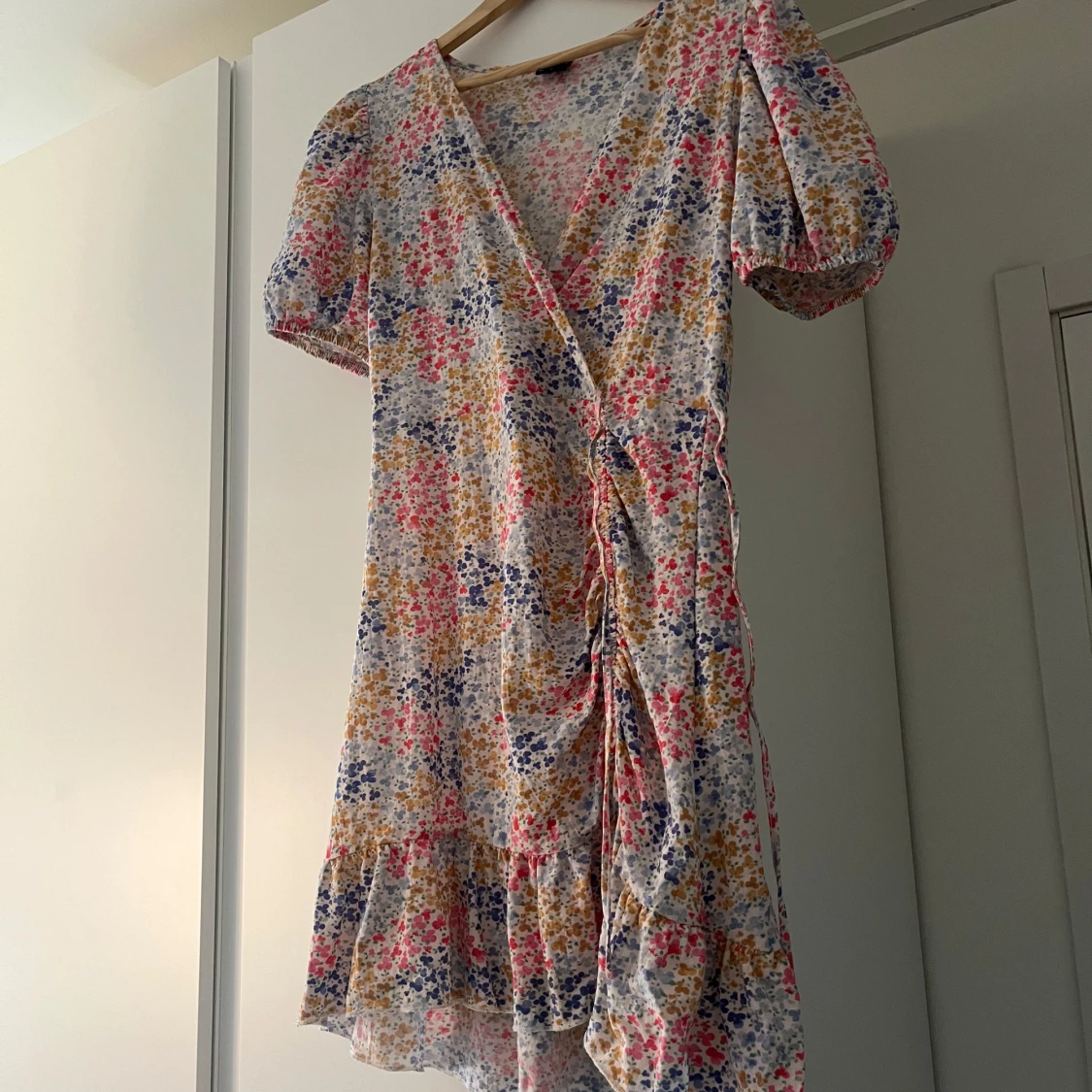 Blommig omlottklänning