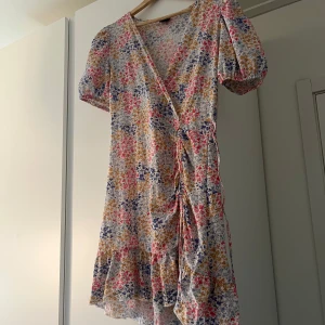 Blommig omlottklänning - Tajt blommig klänning